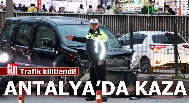 Antalya'da alt geçitte kaza!
