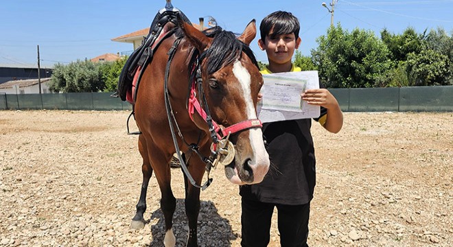 Antalya'da at üstünde okula gelip, karnesini aldı