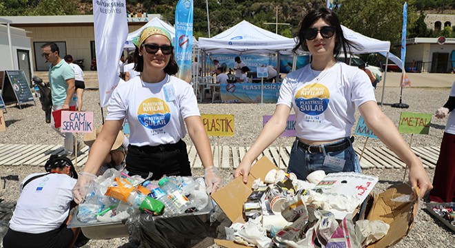 Antalya'da atık temizliği yapıp, 'Plastik Gerçekleri' raporu hazırladılar