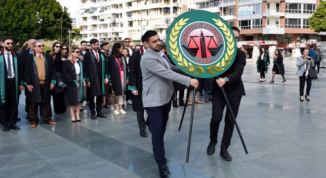 Antalya'da avukatlar çelenk sundu