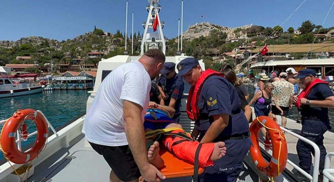 Antalya'da ayağını kıran adam, Sahil Güvenlik botuyla tahliye edildi