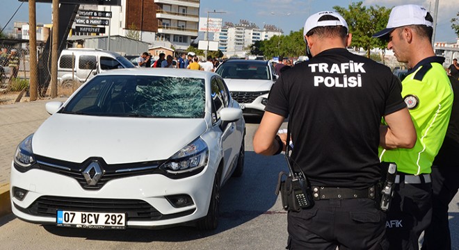 Antalya'da baba ve oğlunun yaralandığı kaza kamerada