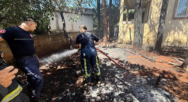 Antalya'da bahçedeki yangın, evlere ulaşmadan söndürüldü
