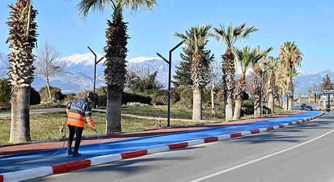 Antalya'da bisiklet yolu boyanıyor