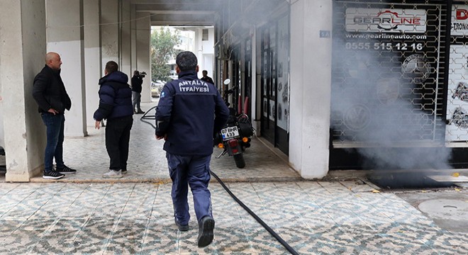 Antalya'da bodrumdaki yangın büyümeden söndürüldü