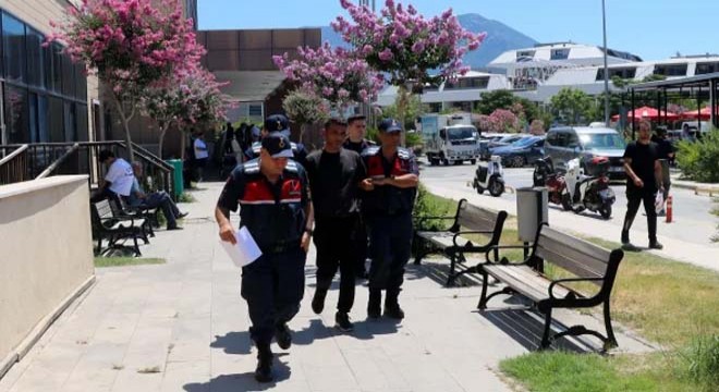 Antalya'da birlikte yaşadığı kadını bıçakladı