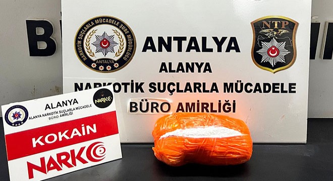 Antalya'da çantasından 700 gram kokain çıktı