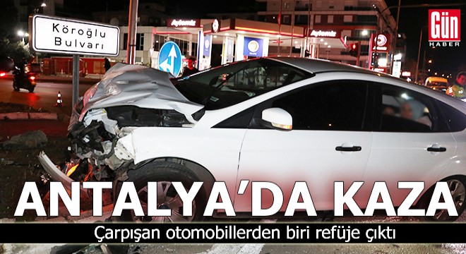 Antalya'da çarpışan otomobillerden biri refüje çıktı