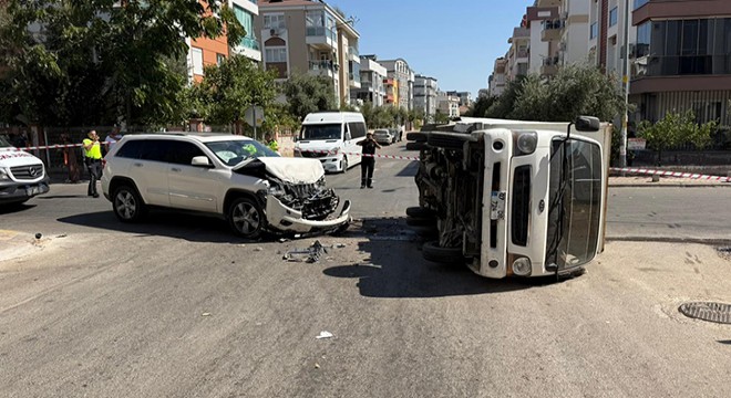 Antalya'da cip ile kamyonet kazasında 2 yaralı