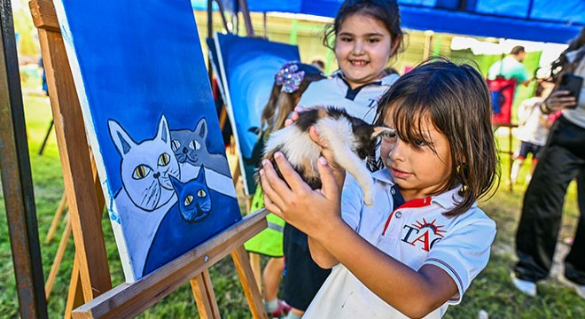Antalya'da çocuklar patili dostlarıyla buluştu