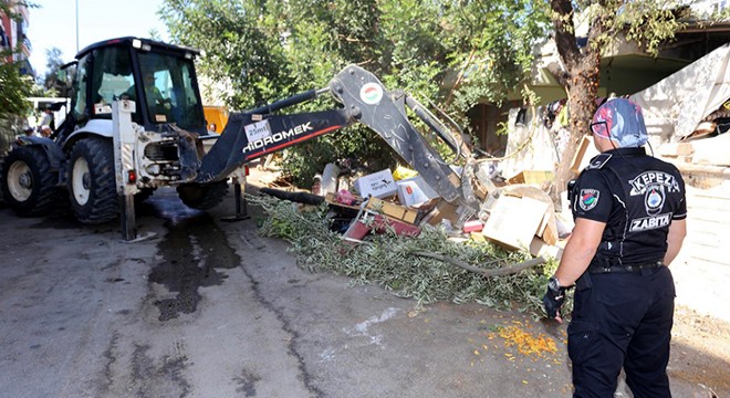 Antalya'da çöp evden 2 kamyon atık çıktı