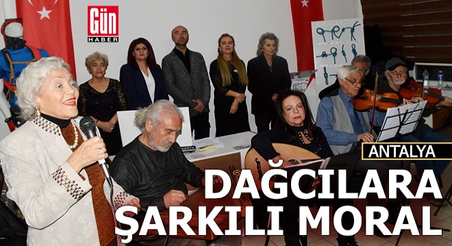 Antalya'da dağcılara şarkılı moral