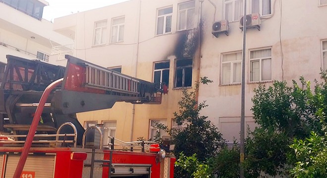 Antalya'da daire yangında kullanılamaz hale geldi