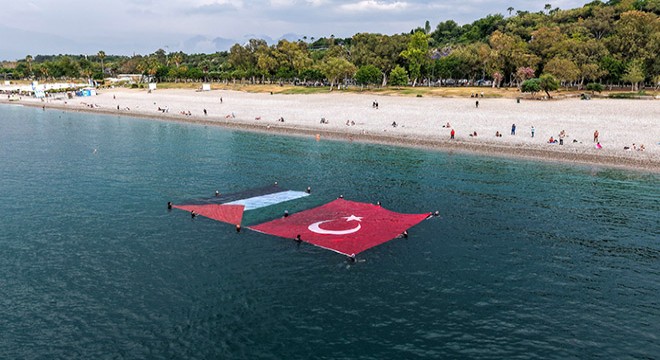 Antalya'da denizde Türk ve Filistin bayraklarıyla destek mesajı