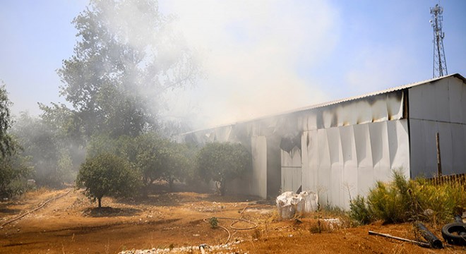 Antalya'da depo ve içerisindeki otomobil yandı
