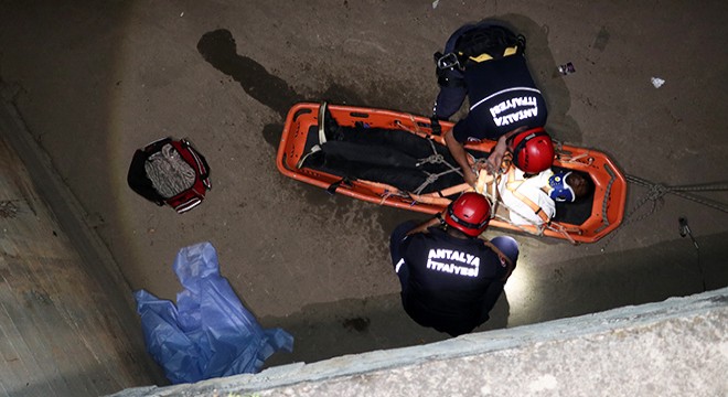 Antalya'da dereye düşen kişiyi itfaiye kurtardı