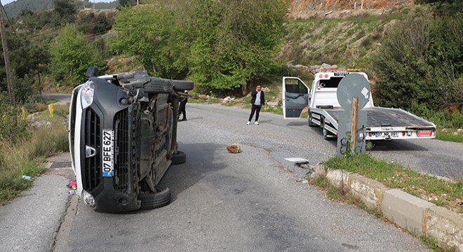 Antalya'da devrilen aracın sürücüsü yaralandı