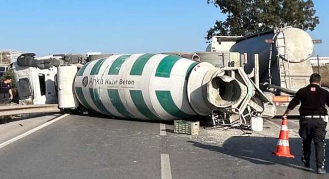 Antalya'da devrilen beton mikserinde sürücü yaralandı