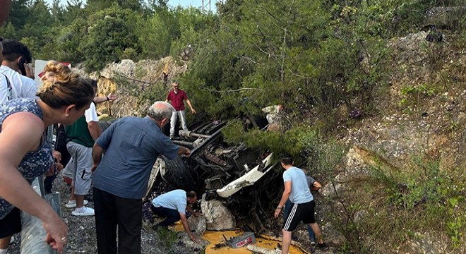 Antalya'da devrilen kamyonun sürücüsü öldü