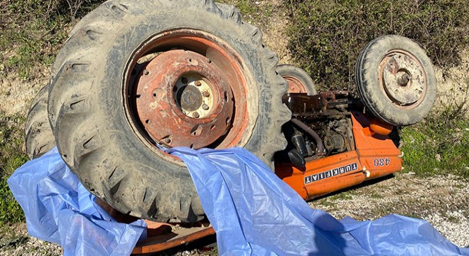 Antalya'da devrilen traktörün altında kaldı