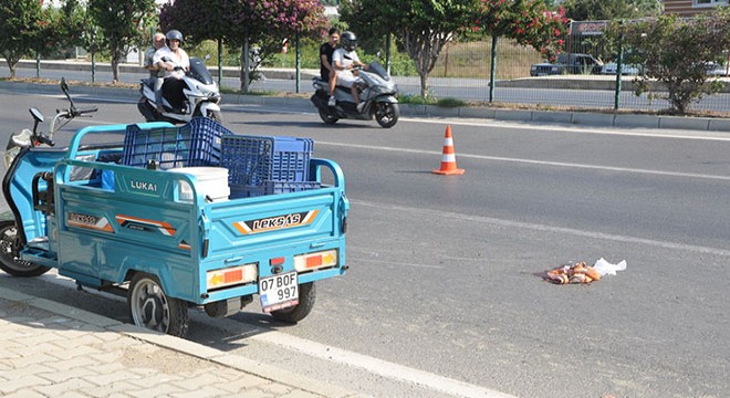 Antalya'da devrilen triportörün sürücüsü yaralandı