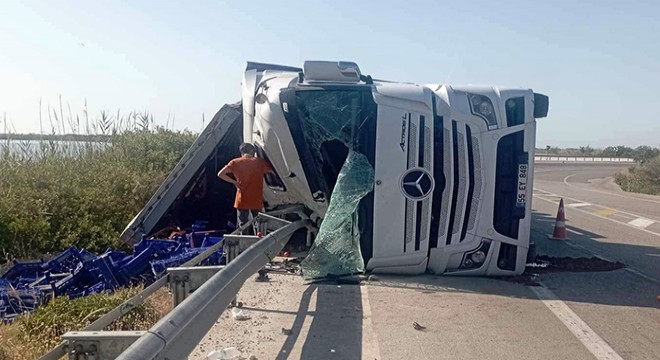 Antalya'da kaza: Domatesler yola saçıldı