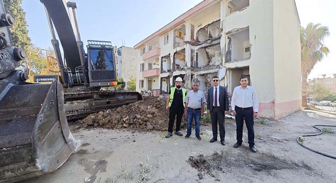 Antalya'da eski adliye lojmanı yıkıldı