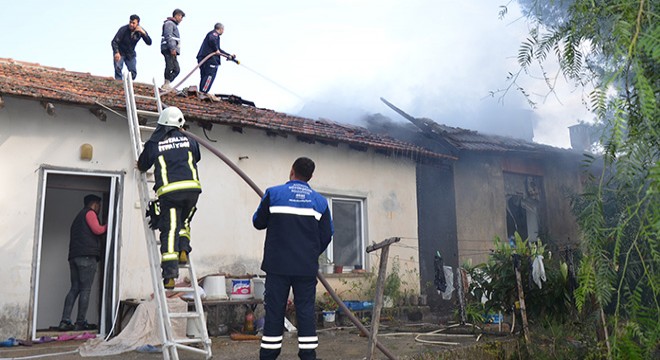 Antalya'da eski okul binası ve lojmanı yandı