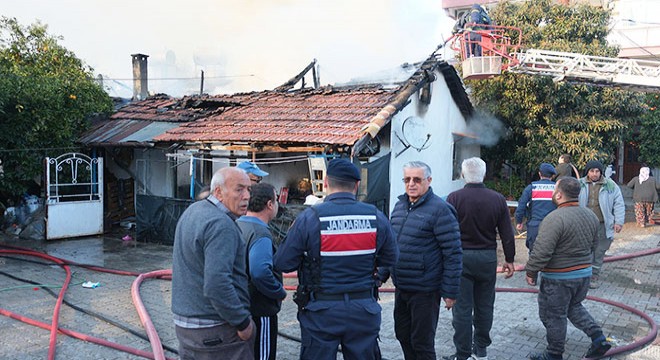 Antalya'da ev yangını