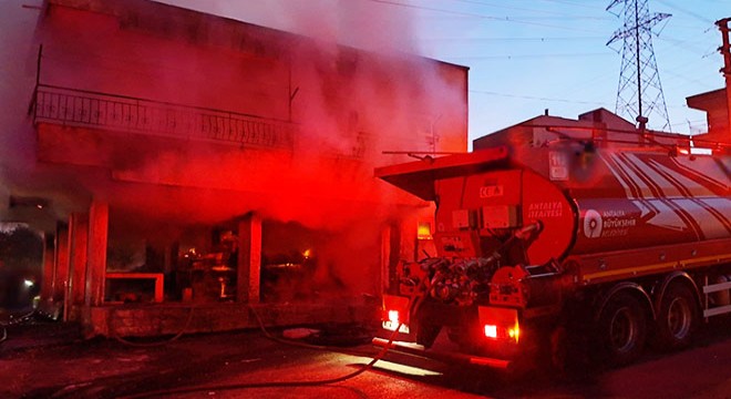 Antalya'da evi yakıp, av tüfeğiyle itfaiyeyi engelledi