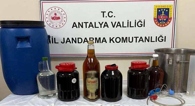 Antalya'da evinde sahte içkiyle yakalandı