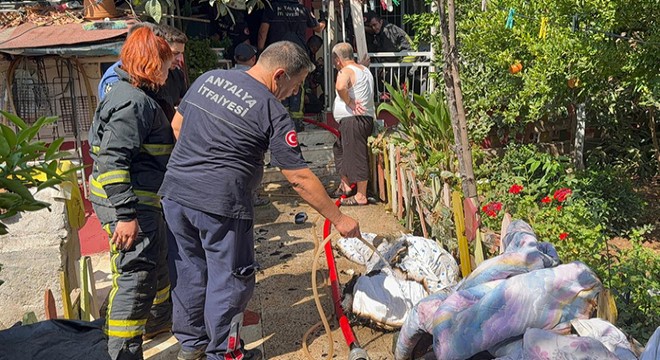 Antalya'da evinin yandığını görünce panikle itfaiyeyi aradı