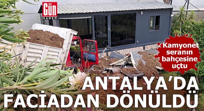 Antalya'da faciadan dönüldü! Kamyonet seranın bahçesine uçtu