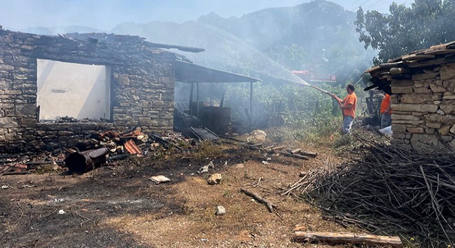 Antalya'da gaz kaçağını çakmakla kontrol etti, evi yandı
