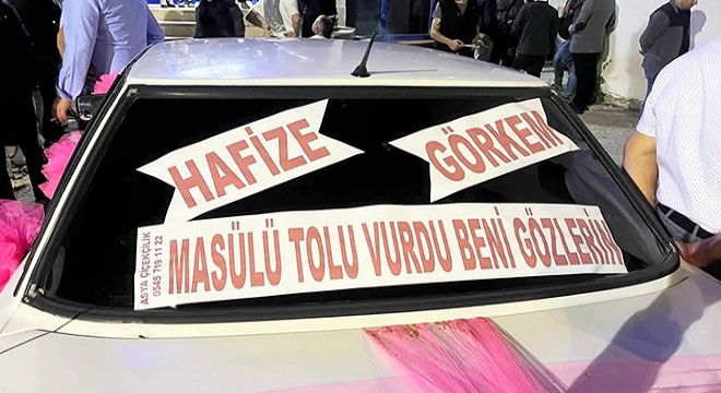 Antalya'da gelin arabasında 'Masülü tolu vurdu, beni gözlerin' yazısı