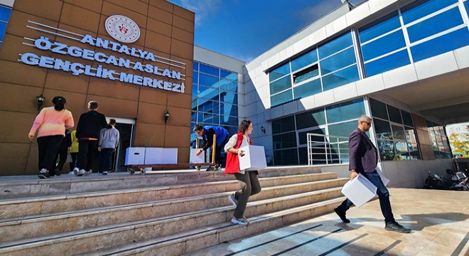 Antalya'da gıda kolileri ihtiyaç sahipleriyle buluşturuldu