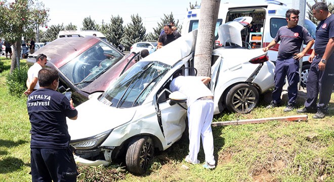 Antalya'da hafif ticari araç kazası: 2 polis yaralı