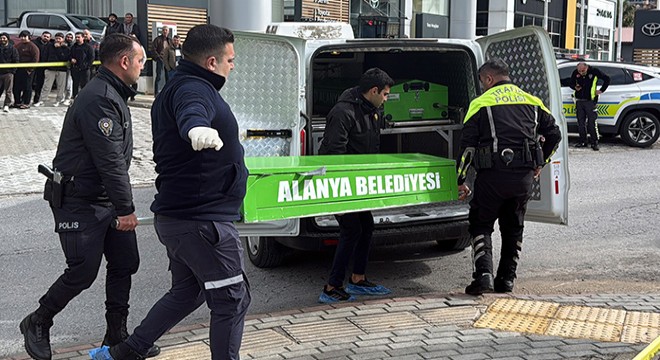 Antalya'da hafif ticari araçla çarpışan motosiklet sürücüsü öldü