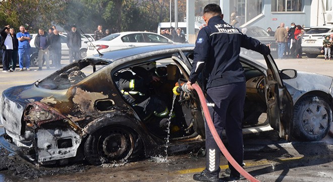 Antalya'da hastane otoparkındaki otomobil yandı