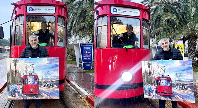 Antalya'da her sabah bindiği tramvayı resmetti