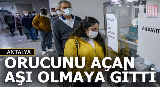 Antalya'da iftar sonrası aşı kuyruğu
