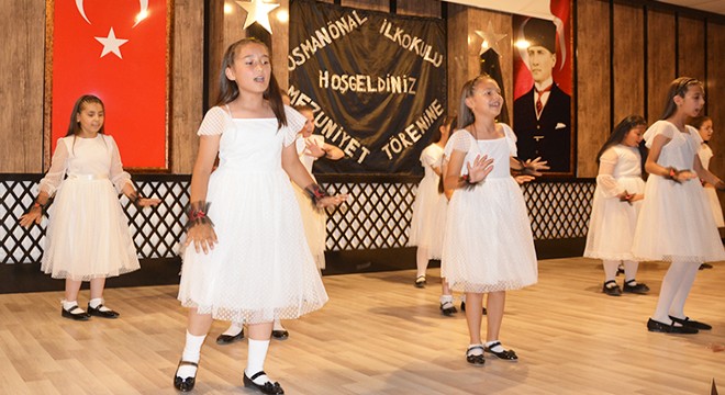 Antalya'da ilkokul öğrencilerinin mezuniyet sevinci