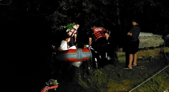 Antalya'da ırmaktaki adacıkta mahsur kalan 2 kişi kurtarıldı