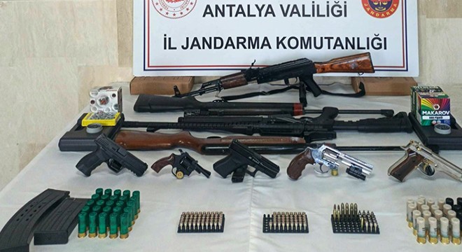 Antalya'da jandarmadan eş zamanlı operasyon