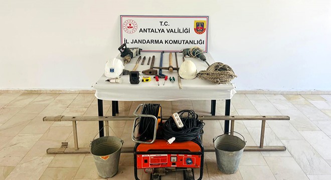 Antalya'da jandarmadan kaçak kazıya suçüstü