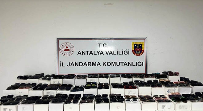 Antalya'da kaçak güneş gözlüğü operasyonu