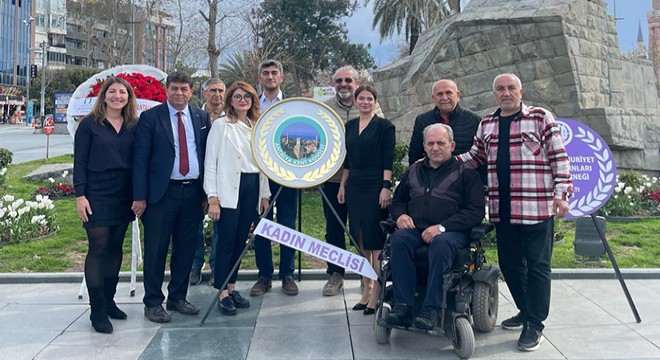 Antalya'da kadınlardan anıta çelenk