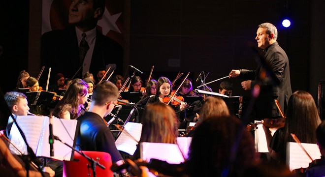 Antalya'da kadınların sesi, çocuk ve gençlerin yetenekleriyle yankılandı