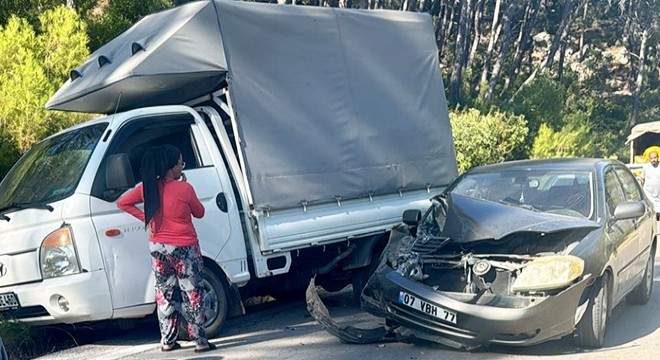 Antalya'da kamyonete çarpan otomobilin sürücüsü öldü