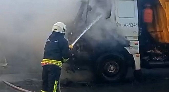 Antalya'da kamyonun motoru yandı